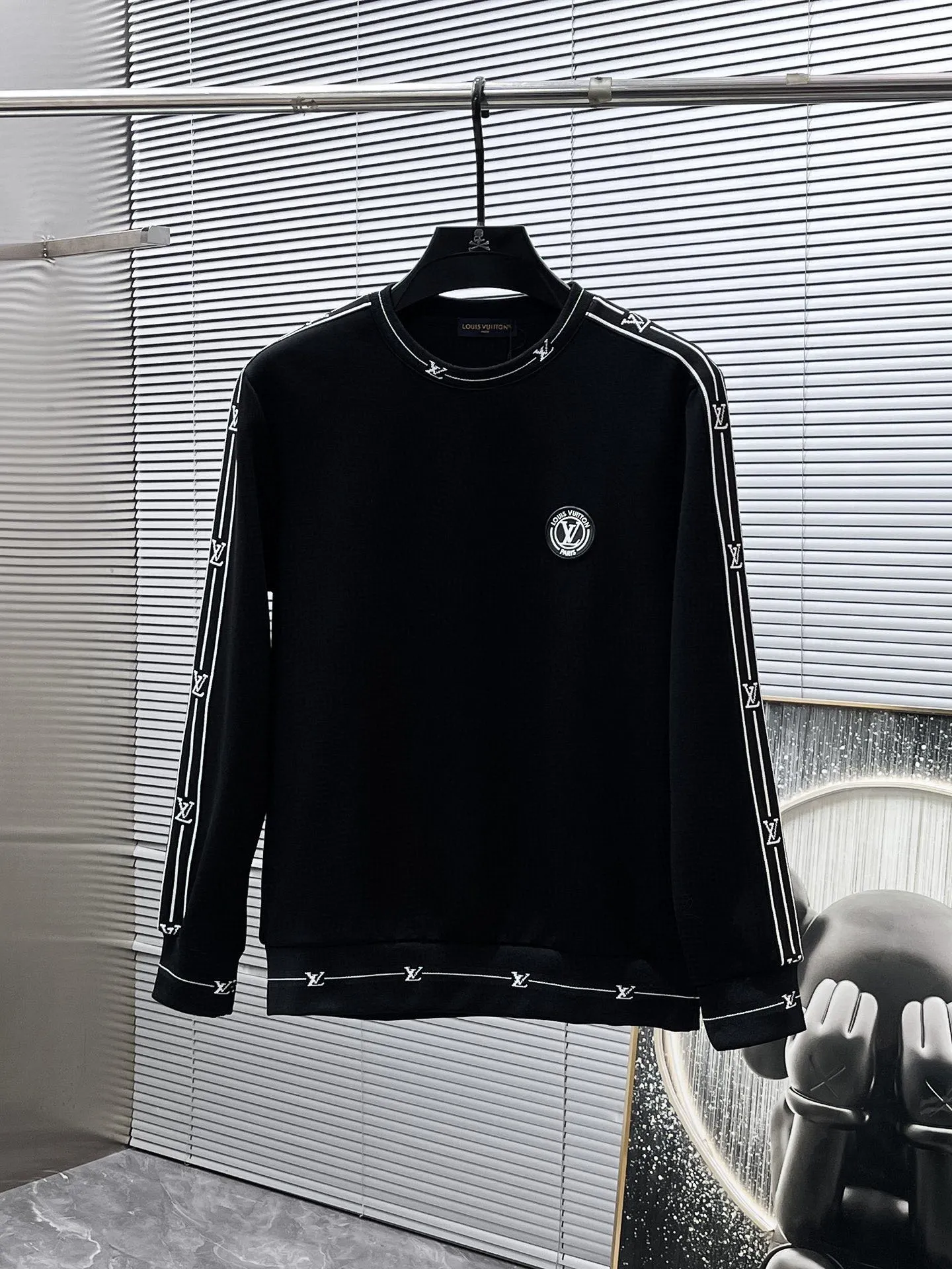 🅿️540 [LV Louis Vuitton] hot-selling suit is coming. Focus on the original version of the official website. 2025 new hot-selling round neck sweatshirt suit. The original order is the best 🇭🇰. It is the meticulous work of top designers for a fitting and perfect upper body effect. All-natural high-quality Tencel Roman cotton 100%, close-fitting comfort, noble and elegant! Original hardware embodies elegance and nobility! Counter size: M-3XL (maximum wear up to 190 pounds)